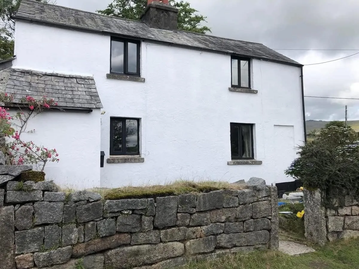 Render repair and exterior repaint of a cottage in Totnes